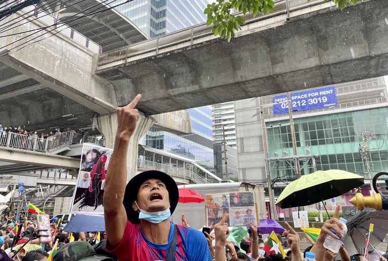 Protest02-finger.jpg Protest02-finger.jpg