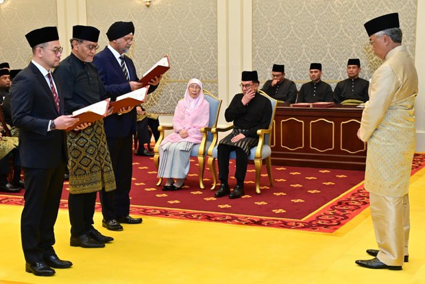 In shuffling cabinet, Malaysian PM to share finance portfolio with second minister In shuffling cabinet, Malaysian PM to share finance portfolio with second minister