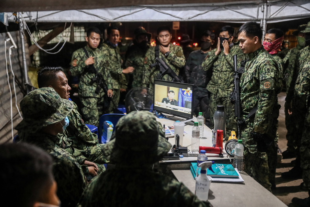 Police in Manila gather at a command outpost as they prepare to enforce President Rodrigo Duterte’s Luzon-wide lockdown, March 16, 2020. [Basilio Sepe/BenarNews]