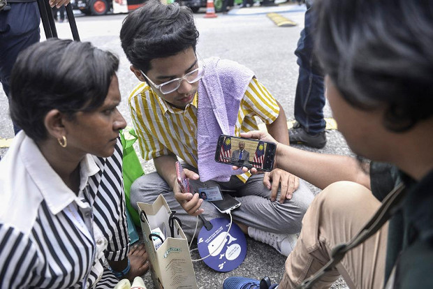 Journalists in Kuala Lumpur use their mobile phones to watch interim Prime Minister address the nation, Feb. 26, 2020. [S. Mahfuz/BenarNews]