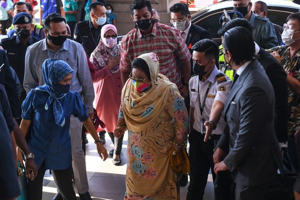 Malaysian Judge Orders Ex-PM’s Wife to Defend Herself in $309M Graft Case Malaysian Judge Orders Ex-PM’s Wife to Defend Herself in $309M Graft Case
