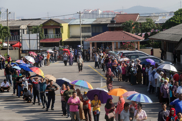 People line up outside a polling station in Kuala Lumpur to cast their vote in Malaysia’s 14th General Election, May 9, 2018. (S. Mahfuz/BenarNews)
