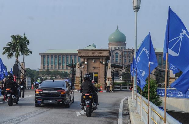 Prime Minister Najib Razak's motorcade arrives at the Prime Minister's Office in Putrajaya ahead of the announcement of the dissolution of parliament, April 6, 2018. [S. Mahfuz/BenarNews]