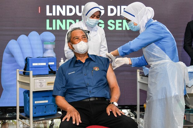 PM Muhyiddin Receives Malaysia’s First COVID-19 Vaccine Shot PM Muhyiddin Receives Malaysia’s First COVID-19 Vaccine Shot