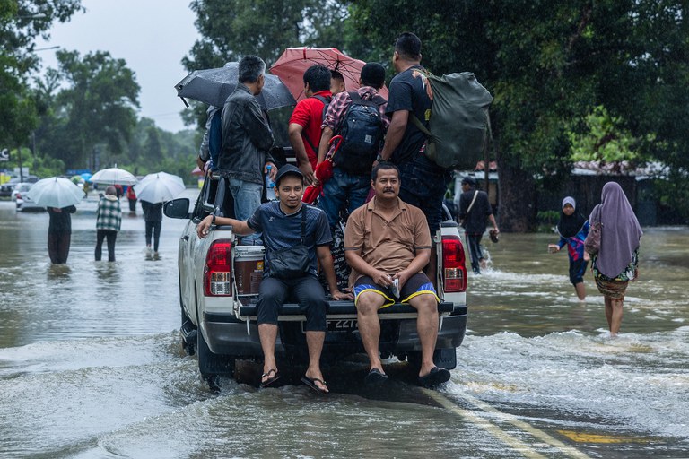 02 MY-TH-flood6.jpg 02 MY-TH-flood6.jpg