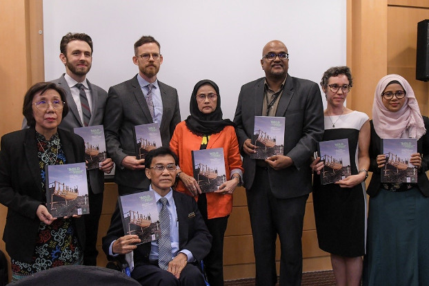 Fortify Rights and Suhakam members display their report, “Sold Like Fish,” based on a multi-year investigation of human trafficking camps and mass graves along the Malaysia-Thai border, on the sidelines of a press conference in Kuala Lumpur, March 27, 2019. [S. Mahfuz/BenarNews]