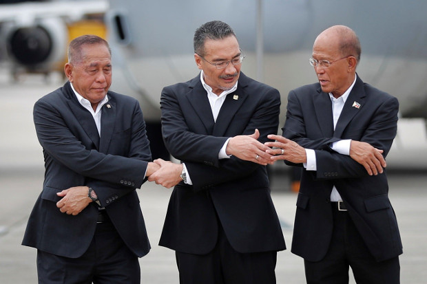 Indonesian Defense Minister Ryamizard Ryacudu (left) joins hands with his counterparts from Malaysia, Hishammuddin Hussein, and the Philippines, Delfin Lorenzana, for a group photo after the launch of joint air patrols at Subang military airbase in Petaling Jaya, Malaysia, Oct. 12, 2017. (AP)