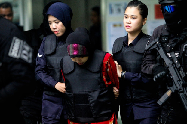 Suspect Siti Aisyah is escorted out of court on her way back to Sungai Buloh prison in Selangor, Aug. 16, 2018. (S. Mahfuz/BenarNews)