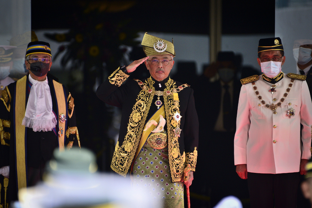 King Al-Sultan Abdullah Ri’ayatuddin Al-Mustafa Billah (center) salutes during the opening ceremony of the third term of the 14th parliamentary session at Parliament House in Kuala Lumpur, May 18, 2020. [AP]