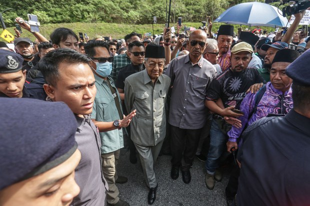 Former Malaysian PM Mahathir faces corruption probe involving 2 sons Former Malaysian PM Mahathir faces corruption probe involving 2 sons