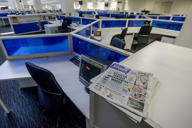 The last edition of Utusan Malaysia can be seen at the newspaper’s newsroom after employees received notice from the company that it would cease publications, Oct. 9, 2019. [S. Mahfuz/BenarNews]