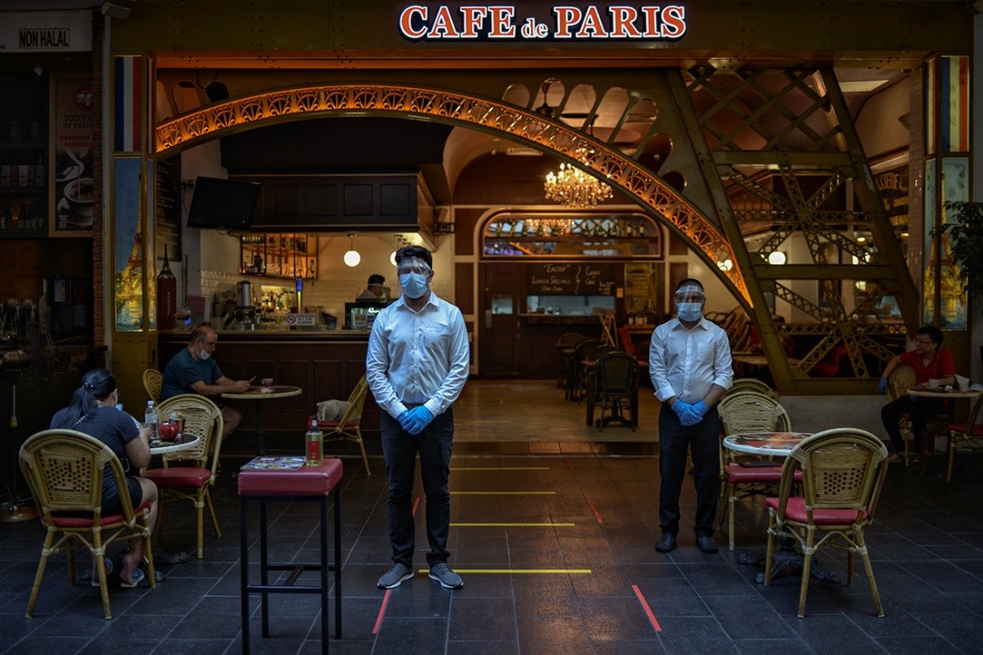Restaurant workers wait for customers in Kuala Lumpur after the government allowed most businesses to re-open, May 4, 2020. [BenarNews/S.Mahfuz]