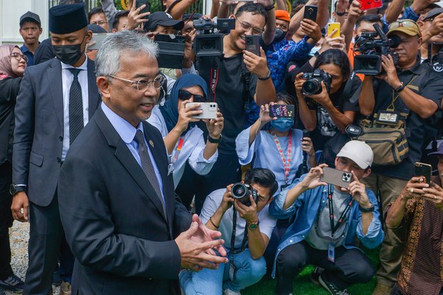 Malaysia’s electoral impasse drags on as king defers decision on PM Malaysia’s electoral impasse drags on as king defers decision on PM
