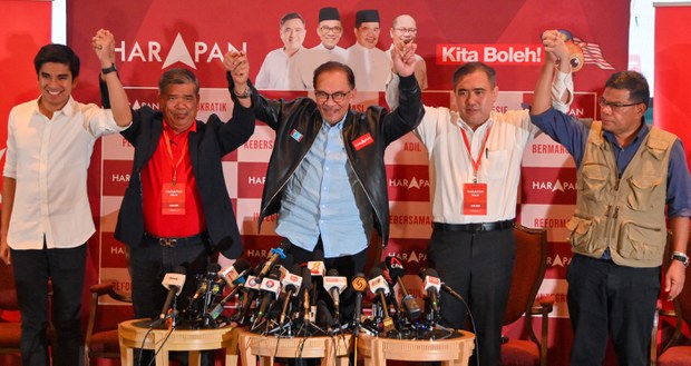 Malaysian election produces no clear winner; two opposition blocs neck-and-neck Malaysian election produces no clear winner; two opposition blocs neck-and-neck