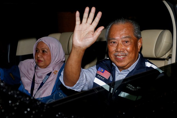 Palace: Malaysian parties have until Monday afternoon to stitch alliances, form govt Palace: Malaysian parties have until Monday afternoon to stitch alliances, form govt