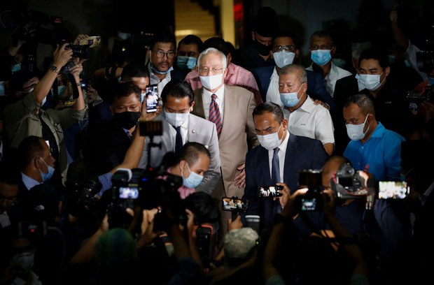 Lawyers protest probe of judge who convicted ex-PM Najib on corruption charges Lawyers protest probe of judge who convicted ex-PM Najib on corruption charges