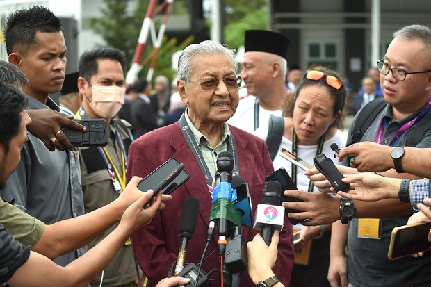 Conspiracy theories fly fast and thick as Malaysia election campaign hits road Conspiracy theories fly fast and thick as Malaysia election campaign hits road