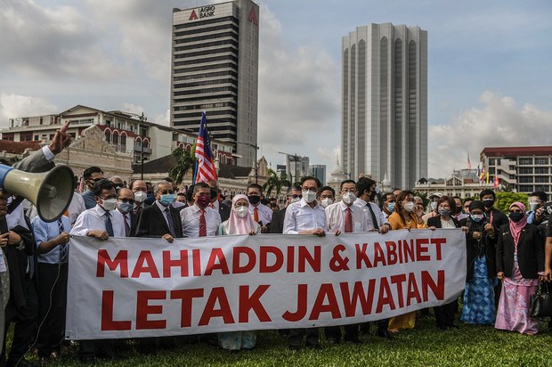 Malaysian MPs Intensify Calls for PM to Quit After Parliament Shut Down Malaysian MPs Intensify Calls for PM to Quit After Parliament Shut Down