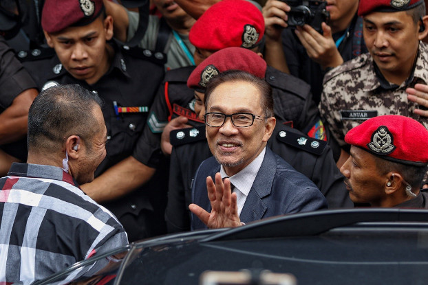 Malaysian politician Anwar Ibrahim waves to his supporters upon his return home after he received a royal pardon in Kuala Lumpur, May 16, 2018. [S.Mahfuz/BenarNews]