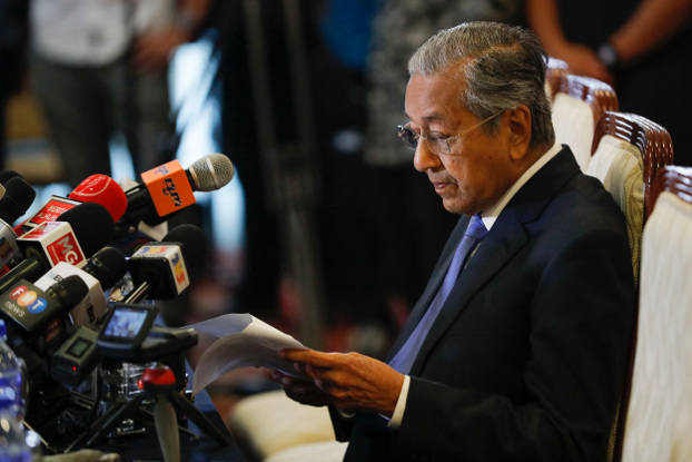 Prime Minister Mahathir Mohamad reads a note during a news conference in Putrajaya, Malaysia, May 16, 2018. [AP] 