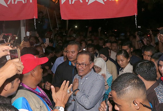 181013-MY-anwar-staff1000LEDE.jpg 181013-MY-anwar-staff1000LEDE.jpg