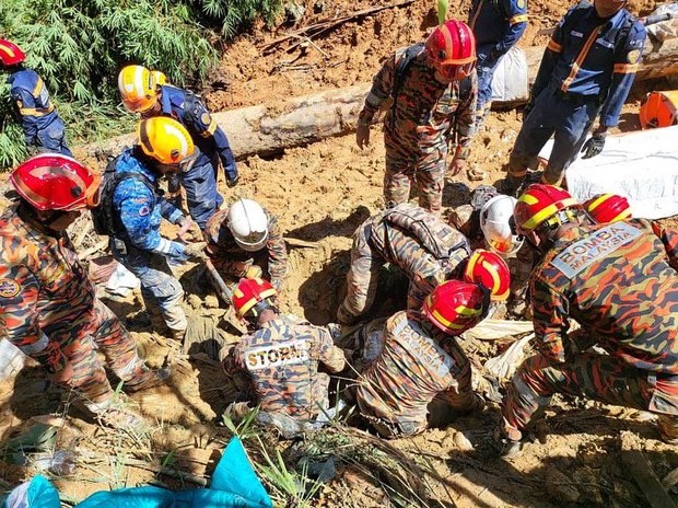 Malaysian teams search for people missing after deadly landslide Malaysian teams search for people missing after deadly landslide