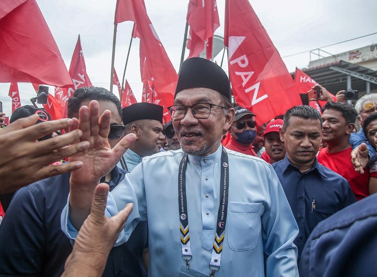 Anwar-flags-rally.jpg Anwar-flags-rally.jpg