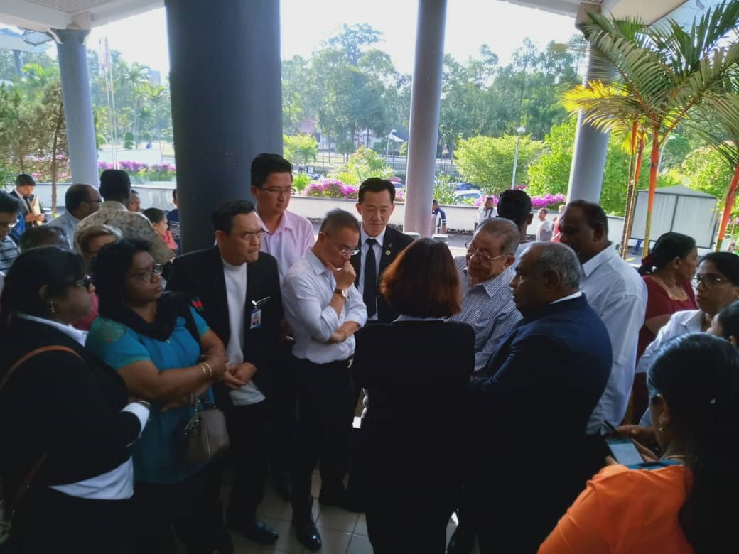 Democratic Action Party leader Lim Kit Siang (checkered shirt) talks to other DAP members at the Malacca Sessions Court, Oct. 29, 2019. [Courtesy of Royal Malaysia Police]