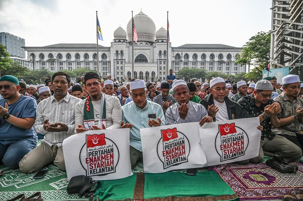 Top Malaysian court rules more than a dozen state Sharia laws invalid Top Malaysian court rules more than a dozen state Sharia laws invalid