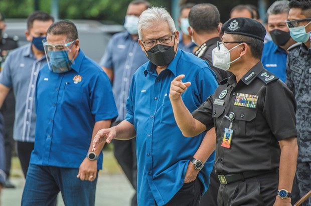 Malaysia: Mass Arrests of Undocumented Migrants to Ensure they get COVID-19 Jabs Malaysia: Mass Arrests of Undocumented Migrants to Ensure they get COVID-19 Jabs