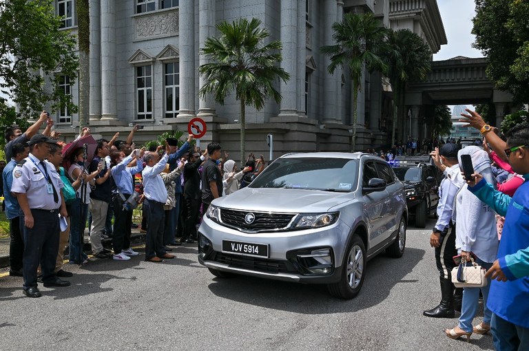 Najib-car.jpg Najib-car.jpg