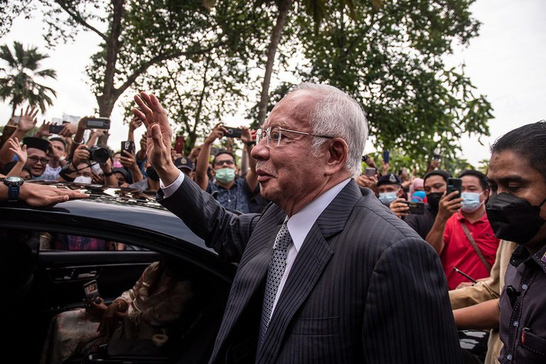 najib-wave.jpeg najib-wave.jpeg