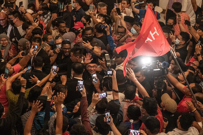 Anwar-crowd.jpg Anwar-crowd.jpg