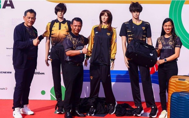 Malaysian sports fans maul gold tiger-themed Olympics uniforms Malaysian sports fans maul gold tiger-themed Olympics uniforms
