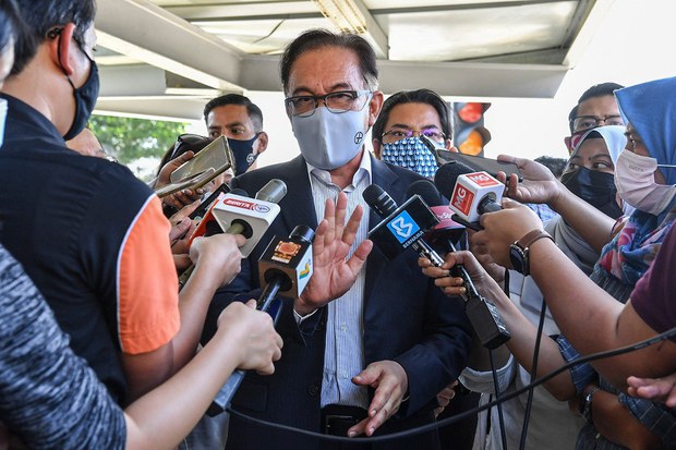 Malaysian Opposition Bloc Names Anwar as its PM Choice for Next Polls Malaysian Opposition Bloc Names Anwar as its PM Choice for Next Polls