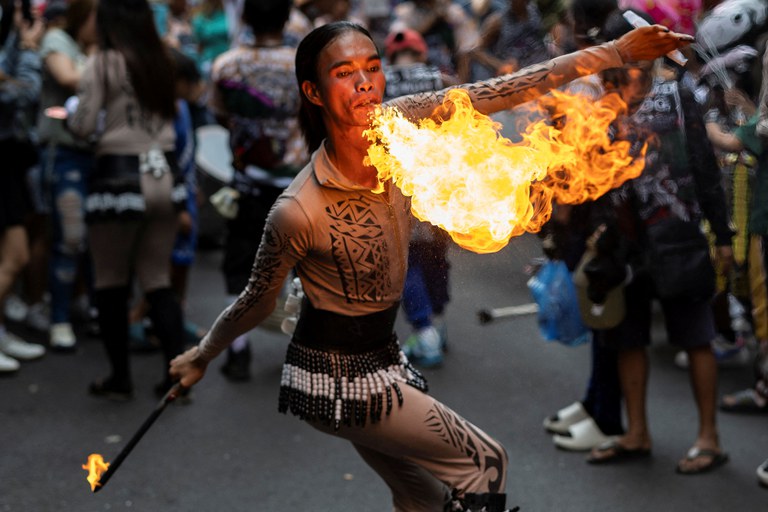 philippines-chinese-new-year-fire-dancer 2.JPG philippines-chinese-new-year-fire-dancer 2.JPG