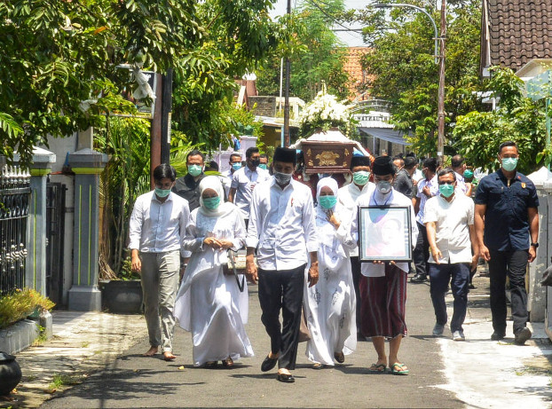 Indonesian President Joko Widodo leads a family-only funeral procession for his mother, who died of cancer, in Solo, Central Java, before traveling to West Java to participate in a video conference of G-20 leaders on COVID-19, March 26, 2020. [Kusumasari Ayuningtyas/BenarNews]