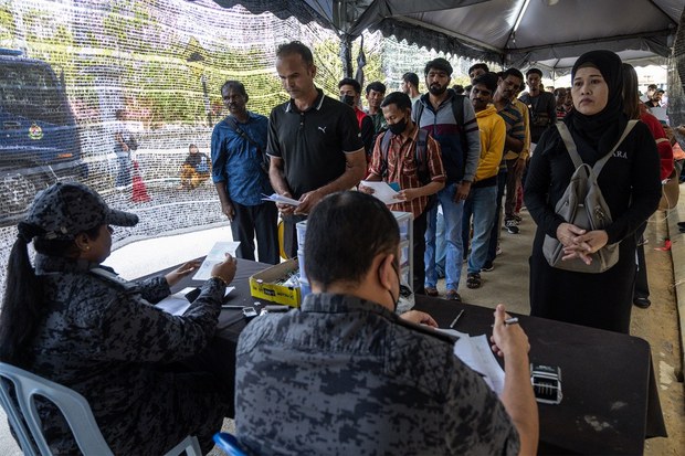 Immigrants line up to leave Malaysia before repatriation deadline Immigrants line up to leave Malaysia before repatriation deadline