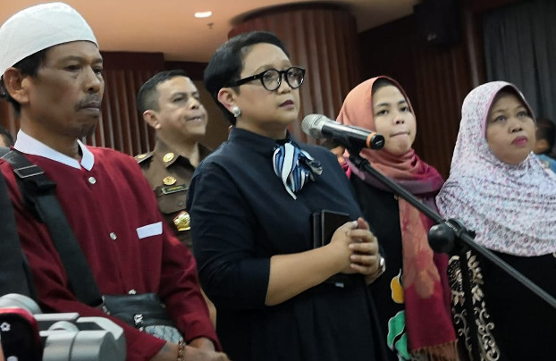 Siti Aisyah (second from right) stands with Indonesian Foreign Minister Retno Marsudi (center) and Siti’s parents during a news conference in Jakarta, March 11, 2019. [Tia Asmara/BenarNews]