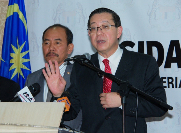 Malaysian Finance Minister Lim Guan Eng (right), discusses a government plan to fund the Tun Razak Exchange project, June 21, 2018. (Hadi Azmi/BenarNews)