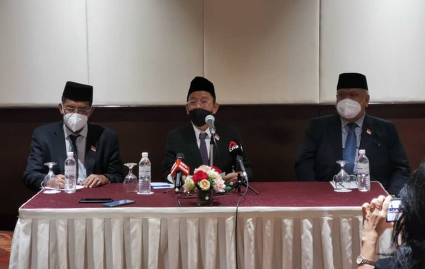 Malaysia Hands Over 3 Rebel Suspects to Thailand Malaysia Hands Over 3 Rebel Suspects to Thailand