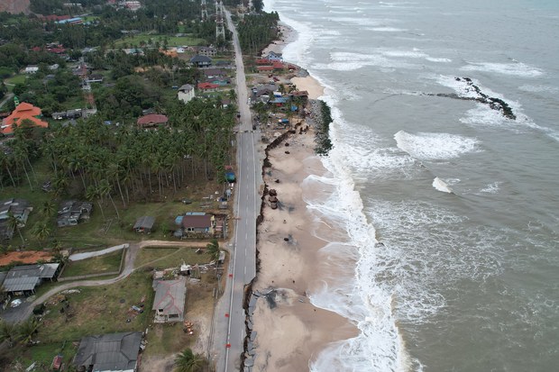 Coastal erosion threatens to swallow Malaysian village by the sea Coastal erosion threatens to swallow Malaysian village by the sea