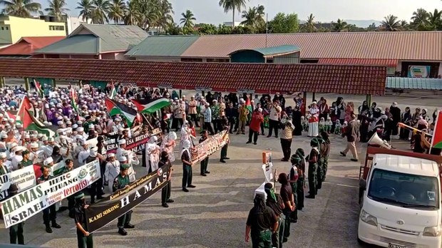 Images of Malaysian children holding toy guns, waving Palestinian flags spur backlash Images of Malaysian children holding toy guns, waving Palestinian flags spur backlash