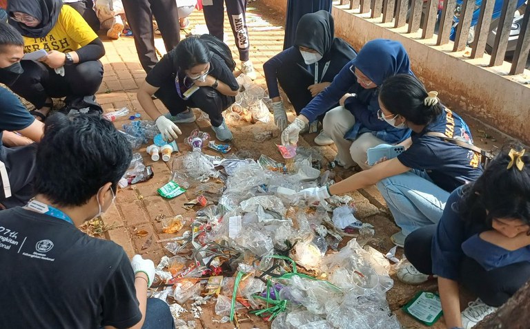 trash hero 01.jpg trash hero 01.jpg