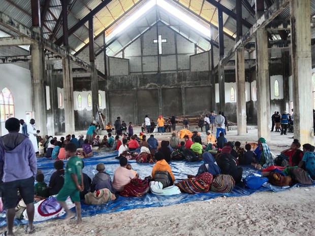 4 killed, hundreds flee as Indonesian military battles Papuan fighters 4 killed, hundreds flee as Indonesian military battles Papuan fighters