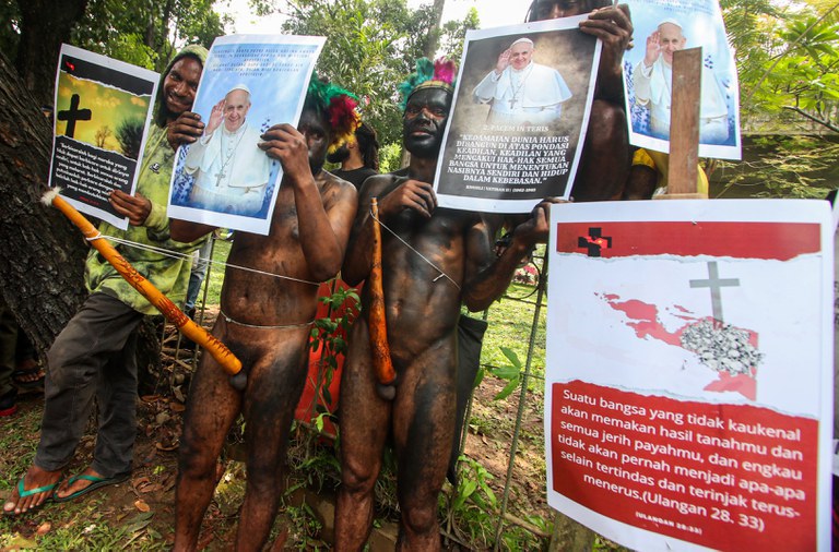 20240904 reuters pope papua protestors.jpeg 20240904 reuters pope papua protestors.jpeg