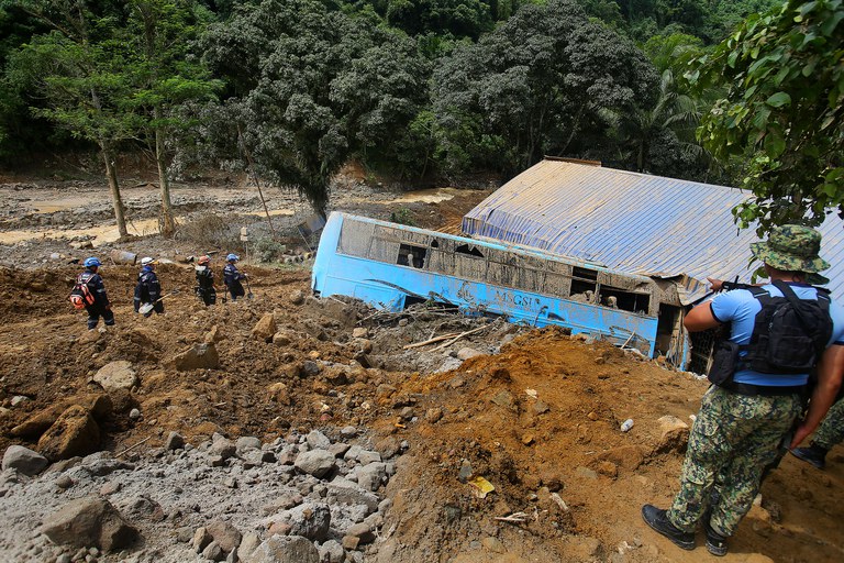 08 PH-landslide4.jpg 08 PH-landslide4.jpg