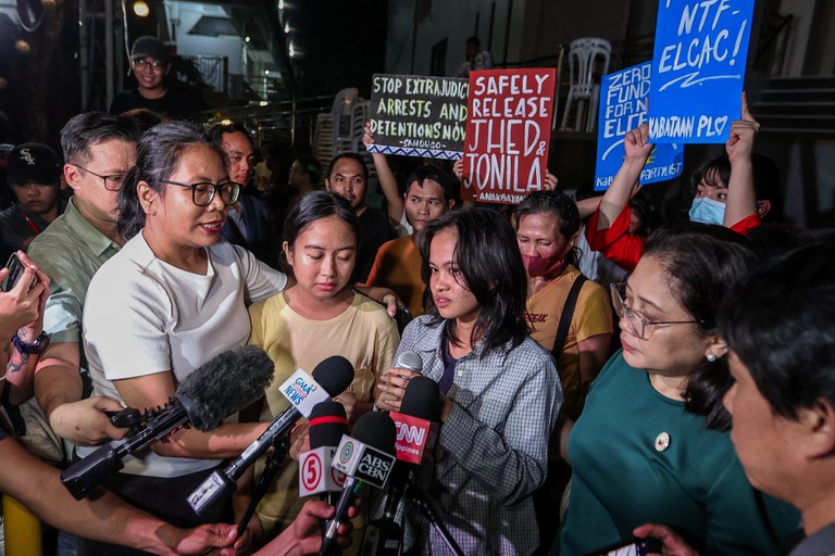 21 PH-activists-military2.jpg 21 PH-activists-military2.jpg