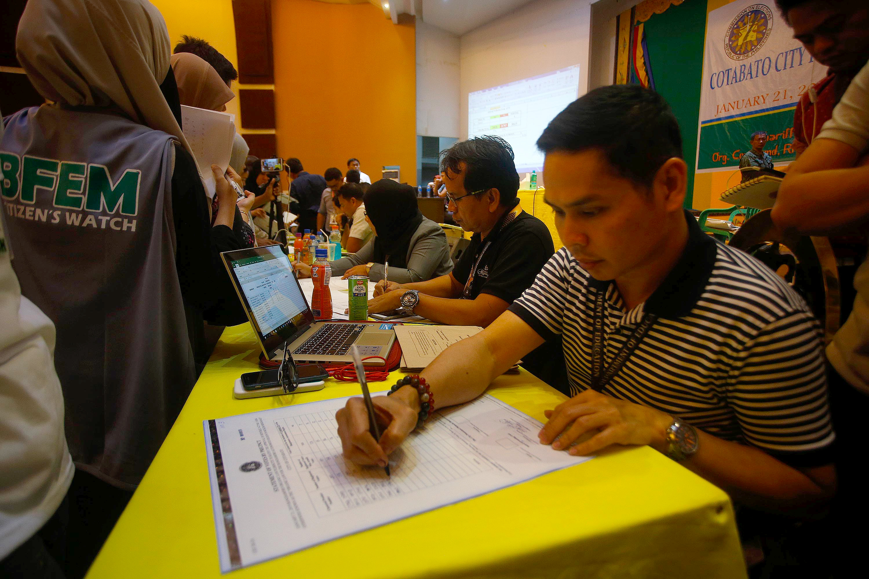 Election personnel count votes into the night, in the southern Phillpine city of Cotabato, Jan. 22, 2019. [Mark Navales/BenarNews]