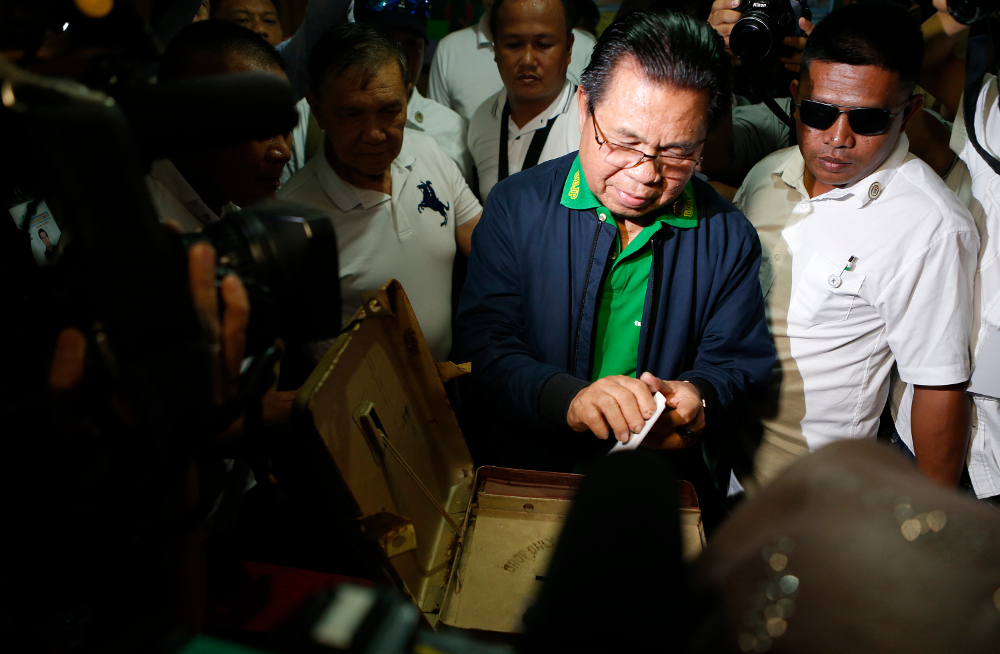 Ebrahim Murad, chairman of the Moro Islamic Liberation Front, casts his vote during a plebiscite on ratifying a law that would give Muslims full autonomy in a new Bangsamoro homeland, at an elementary School in Sultan Kudarat town, in Maguindanao province, Jan. 21, 2019. [Jeoffrey Maitem/BenarNews]